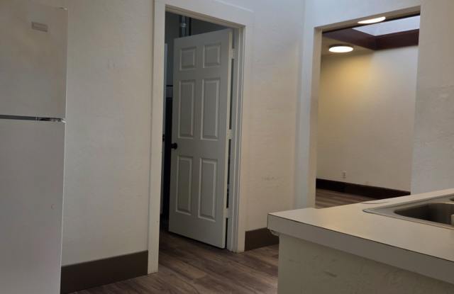 119 1/2 N Broadway - 2 Gallery 4