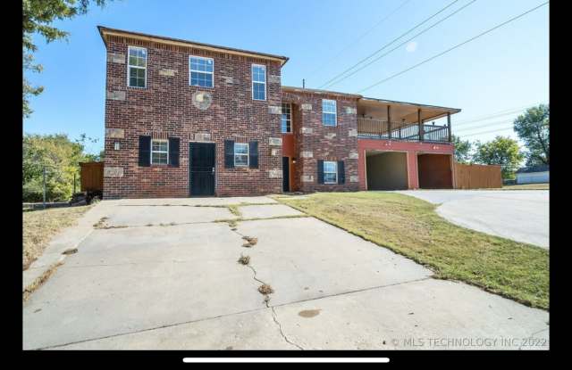 Huge Home Minutes from Downtown Tulsa photos photos