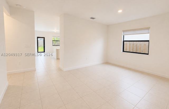 11946 SW 241st St Gallery 4