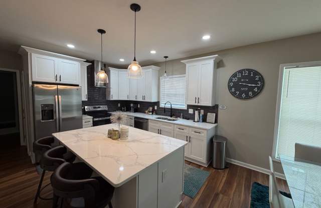 Room in 5 Bedroom Home at Bolton Rd NW photos photos