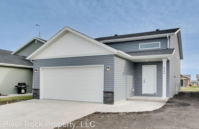 4546 18th St South - 4546 18th Street South, Moorhead, MN 56560