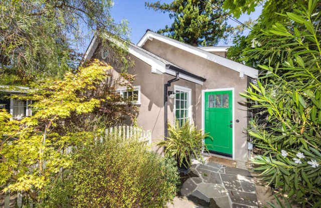 5 Year "Young" Cottage w/ AC  Private Yard! photos photos