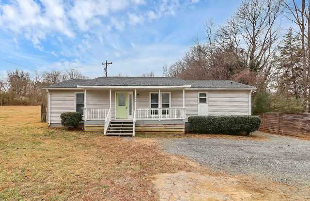 Lovely Three Bedroom Home in Matthews! - 1406 Pleasant Plains Road, Matthews, NC 28105