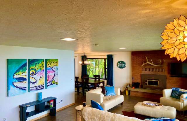 Fisherman's Lookout- Fully Furnished with garage only October 1st - May 31st Gallery 3