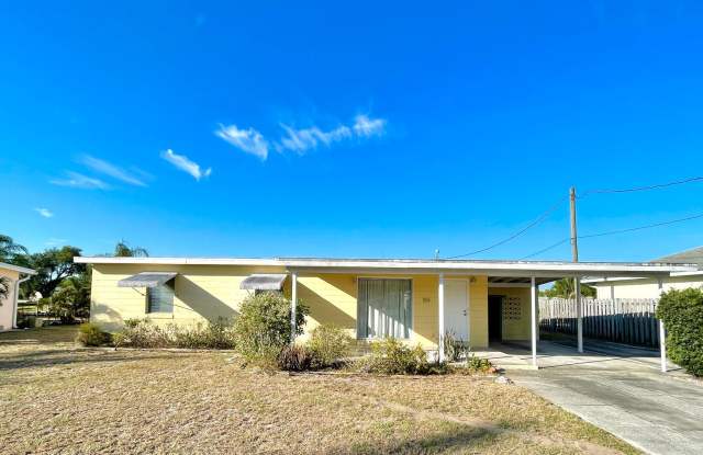 WATERFRONT- CENTRALLY LOCATED- SWIMMING POOL - 199 Palmetto Circle Northeast, Port Charlotte, FL 33952