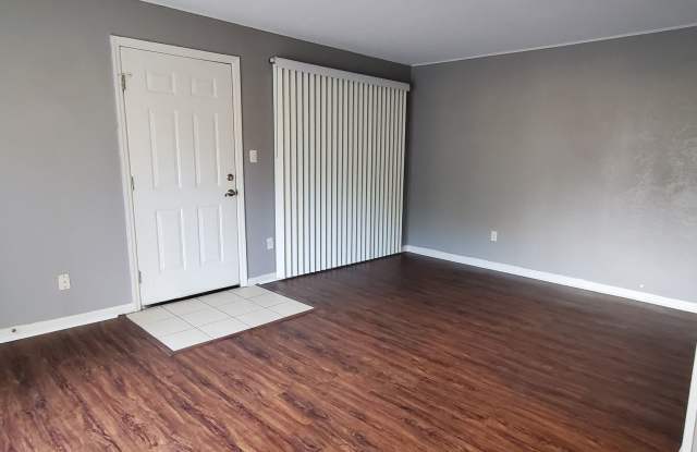 FOR RENT 1 bedroom, 1 bathroom, upper floor condo. Gallery 4