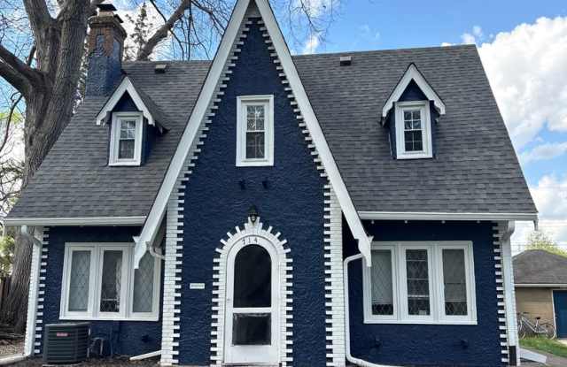 Butler Beauty on the Knoll!  6BR/3BA ready to go for next school year. Gallery 1