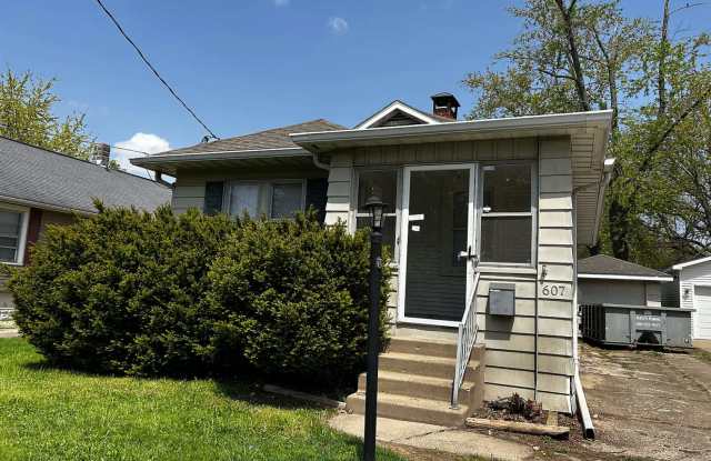 2-Bed Bungalow · Fireplace · Detached Garage · Large Yard — Peoria 61603 Gallery 1