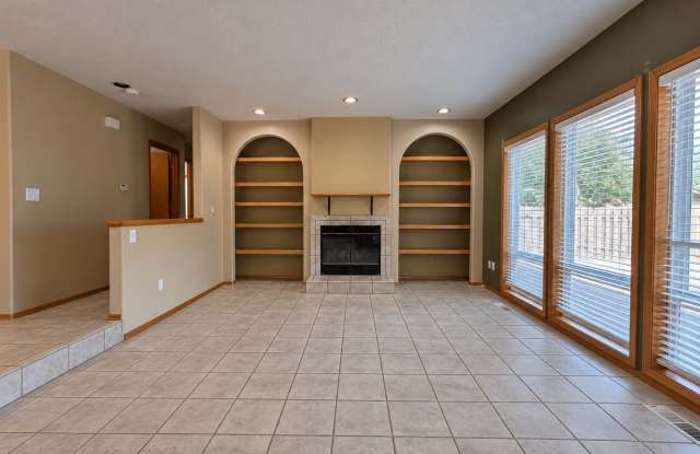 MOVE-IN SPECIAL – 1/2 Off First Month’s Rent! Spacious 3-Bedroom Sherwood Home with Fireplace & Attached Garage! Gallery 3