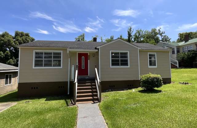 Adorable 3/1 in Marianna w/ Lawn Maintenance & Pest Control Included photos photos