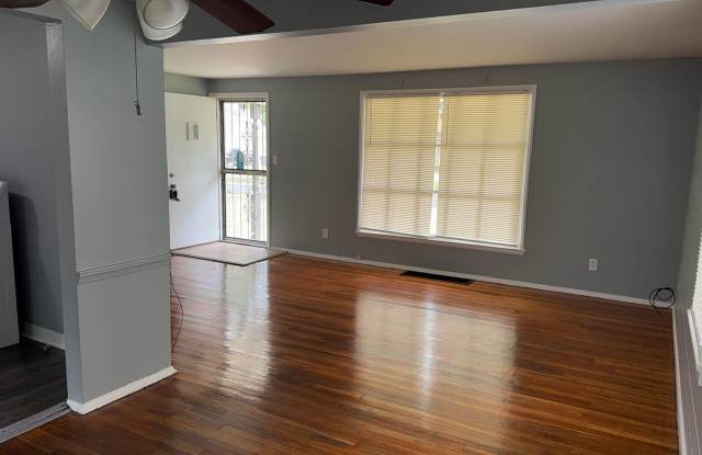 3BD 1.5 BA nicely updated home Gallery 3
