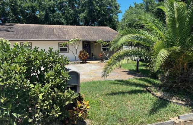 Quaint yet spacious 2/1 duplex avaliable furnished or unfurnished photos photos