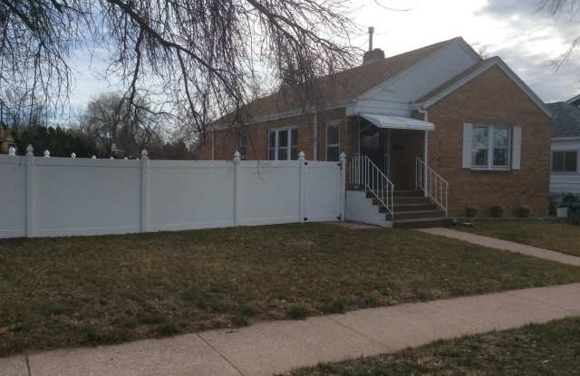 PET FRIENDLY 3 BEDROOM 2 BATHROOM HOUSE - 3133 Thomes Avenue, Cheyenne, WY 82001