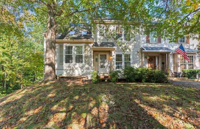 Spacious End-Unit Townhome with Modern Updates and Peaceful Wooded Views in Springfield Gallery 1