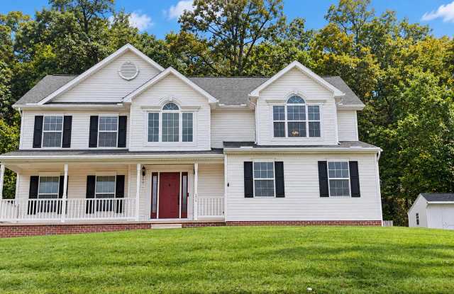 4 Bed / 2-1/2 Bath Single Family Home Gallery 1