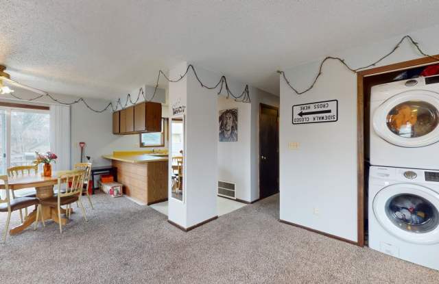 AVAILABLE AUGUST 1st! Spacious 3 Bedroom Duplex, In Unit Laundry! 1236 Michigan Ave photos photos