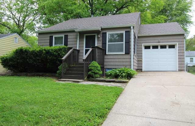 2 Bedroom 1 Bath Home In Roeland Park - 5406 Cedar Street, Roeland Park, KS 66205