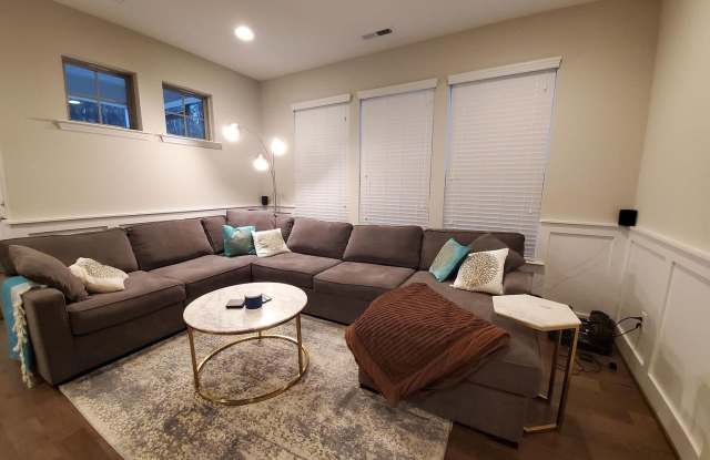 Room in 3 Bedroom Townhome at Metropolitan Dr Gallery 4