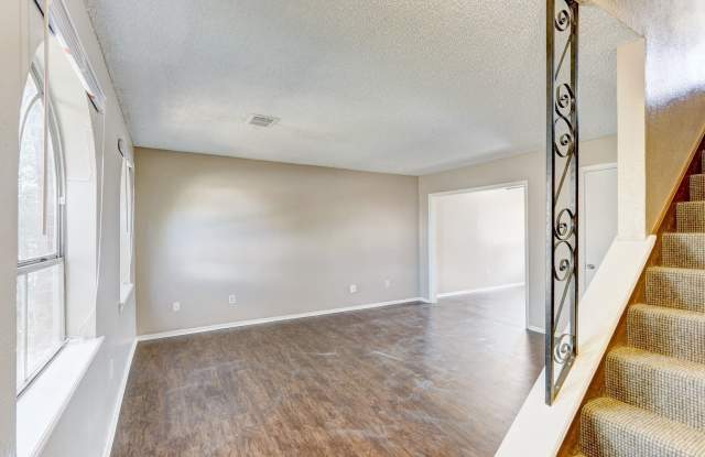 $300 Off The First Month's Rent!! Discover Your New Home: 2-Bedroom Duplex Now Available in Edmond, OK! - 2631 Elwood Drive, Edmond, OK 73013