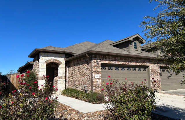 Fridge / No Carpet / Fenced in Yard / Large Back Patio / Xeriscape Front Yard / CISD - 688 Creekside Circle, New Braunfels, TX 78130