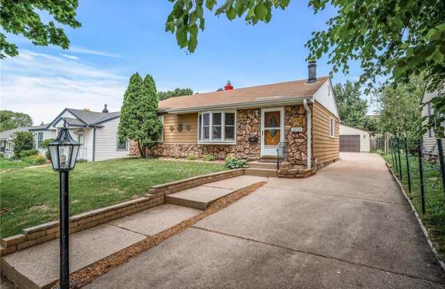 2233 Fremont Avenue E photos photos