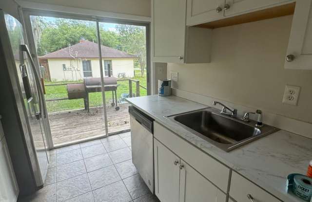 Charming 2BR/1BA Duplex with Large Yard – Affordable Comfort in a Quiet Neighborhood Gallery 3