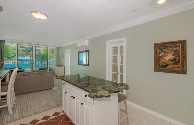 1041 Hillsboro Mile Gallery 3