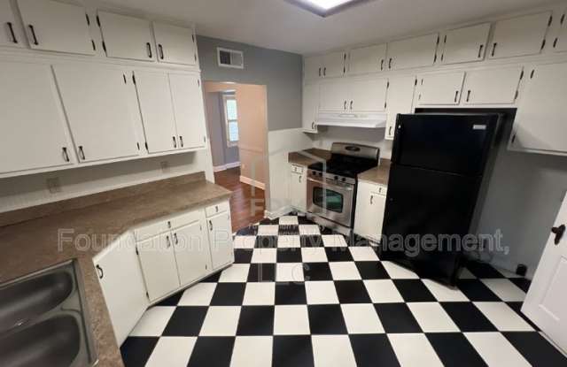 252 East Edwin Circle Gallery 3