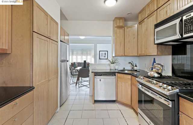 Beautiful Light-Filled 2BR/1BA Condo – Steps from UC Berkeley with In-Unit Laundry and Parking! photos photos