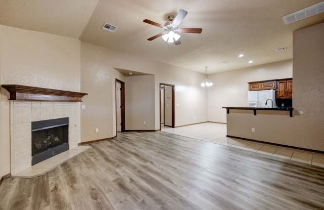 Beautiful 3 bed 2 bath duplex within minutes of Yukon! Gallery 3