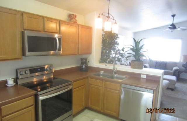 3 Bedroom in Rita Ranch, Great Room, Spacious Master Bedroom, Big Yard Gallery 4