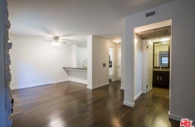 Prime location Studio near Cedars Sinai, Beverly Center, The Ivy, GYM, POOL photos photos