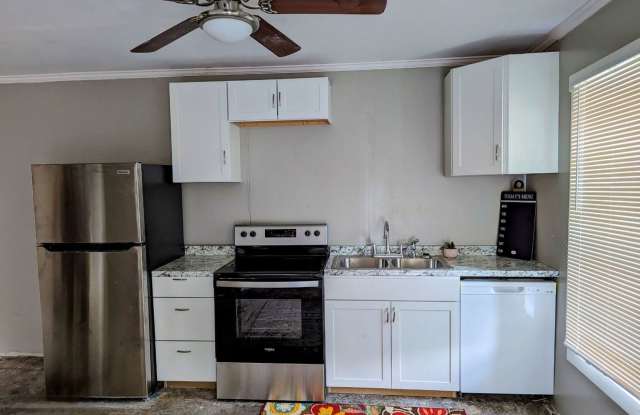 2 Bed House w/ carport, central HVAC  wooden floors! photos photos