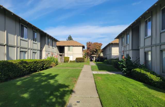 Spacious ground floor condo on Walnut Creek Border - 825 Oak Grove Road, Concord, CA 94518