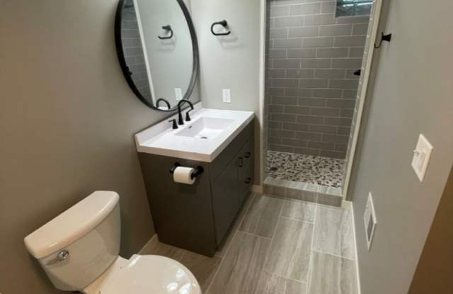 Updated, Modern, 4 Bed, 2 Bath, 3+Car Garage Gallery 4