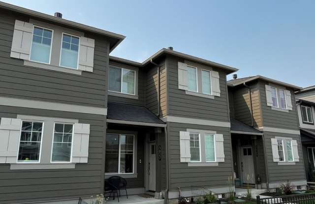 Community Pool and Fitness Center! 3 Bed/2.5 Bath Townhome - NE Bend's Petrosa Community photos photos