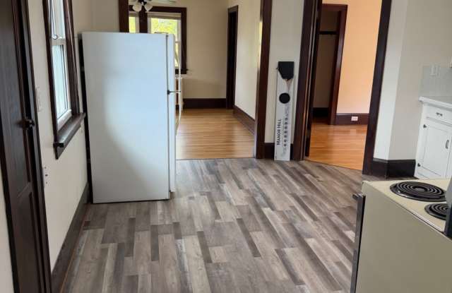 515 North Dewey Street - B Gallery 3