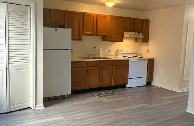 Bright  Spacious 2BR Top-Floor Apartment – In-Unit Laundry  Great Location! photos photos