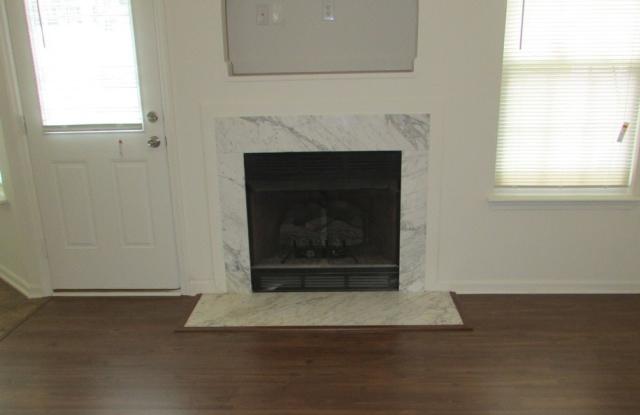 Available Now ! 3BR 2BA Home With Vaulted Ceilings Gallery 4