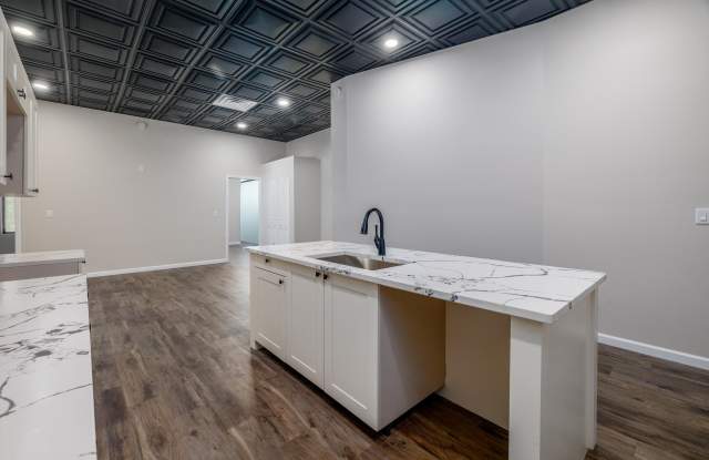 221 S Newton Street Gallery 3