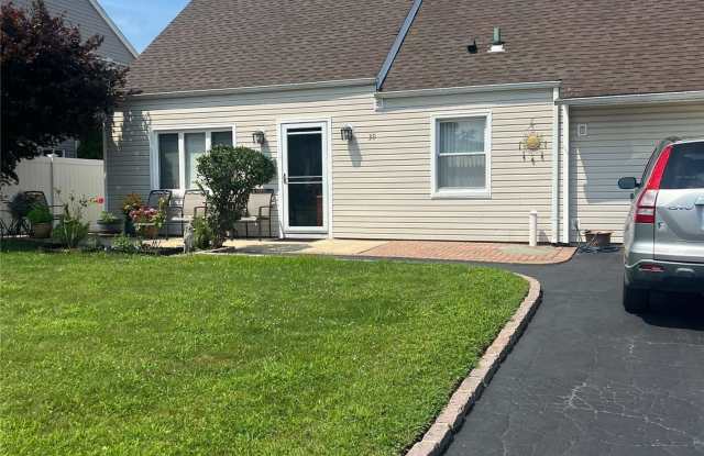 39 Sycamore Lane - 39 Sycamore Lane, Levittown, NY 11756