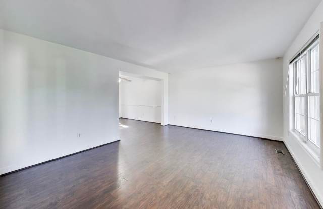 Beautiful Home in Severn - 4Bedroom/3.5Bathroom - One car garage+driveway Gallery 4