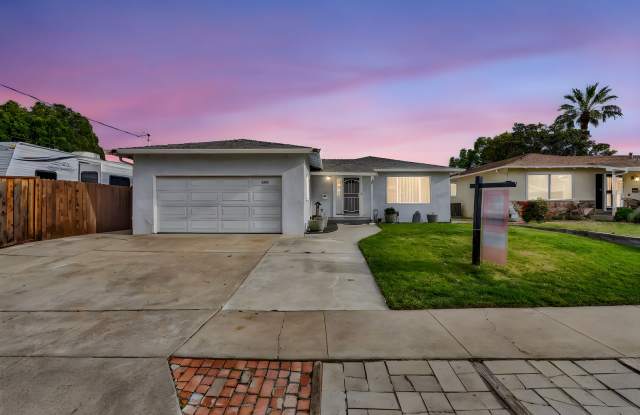 CENTRALLY LOCATED 3 BD/2BATH SINGLE STORY HOME.. - 1209 Tulip Drive, Antioch, CA 94509