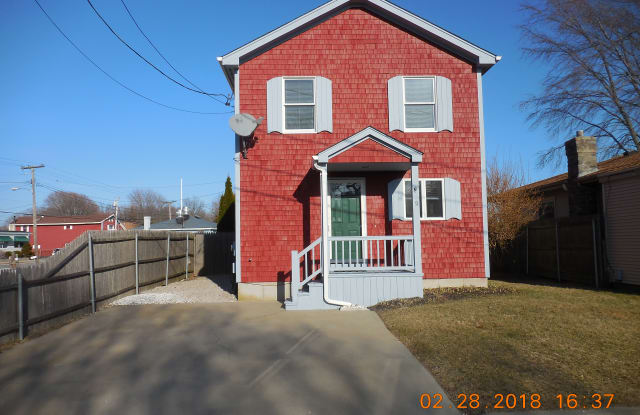 8 Thorpe Ave - 8 Thorpe Avenue, Newport County, RI 02871