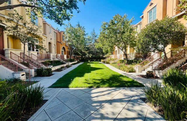 Beautiful 3 Bed 2.5 Bath Santa Clara Townhome. 2 Car Garage Gallery 3