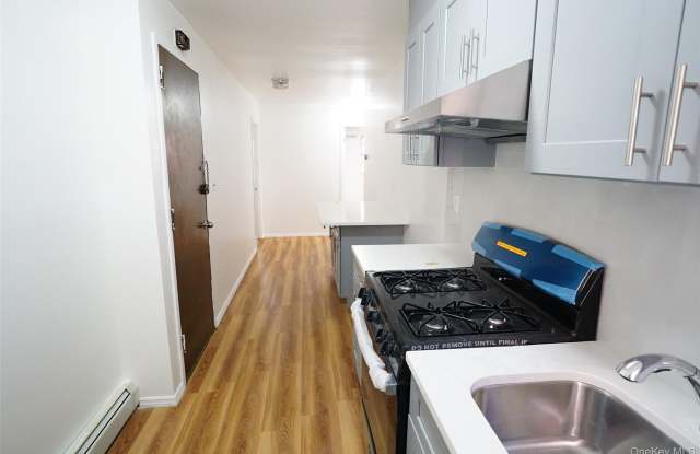 52-11 Seabury Street Gallery 3