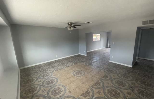 4102 W Rose Ln Gallery 3