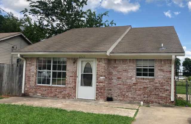 2325 SE 40th St - 2325 40th Street Southeast, Paris, TX 75460