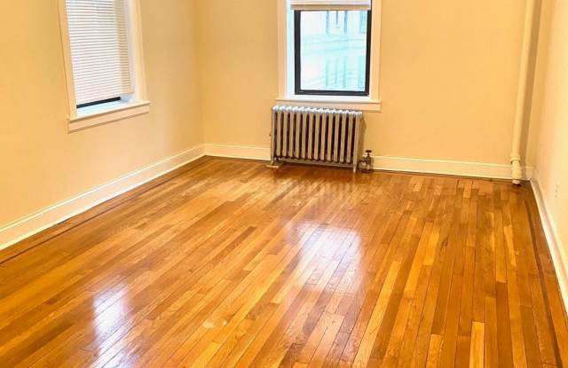 1602 West 10th Street Gallery 2