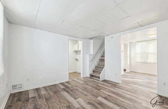 $1075 2 bed 1 bath is Warren Gallery 4